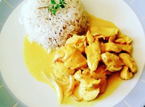 Una foto de Pollo thai con arroz 🇹🇭