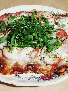 Une photo de Pizza printanière