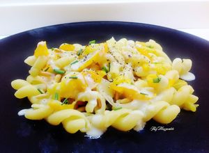 Foto di Fusilloni con datterini gialli, pinoli e salsa di gorgonzola