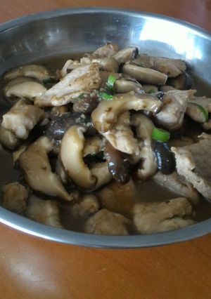 A picture of Shiitake Mushroom & Pork Stir-fry.