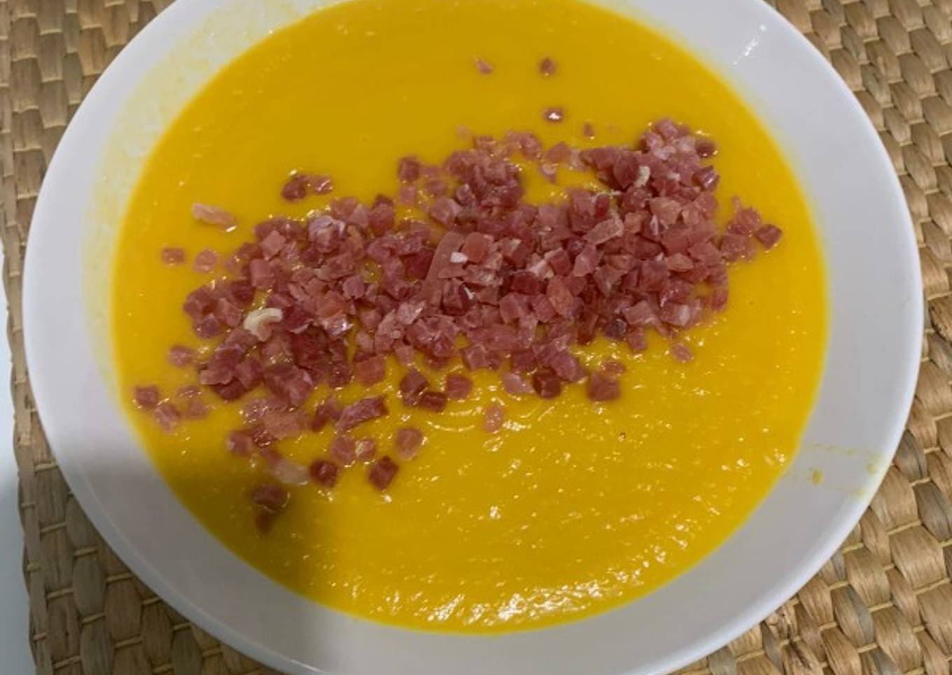 Crema de verduras y taquitos de jamón