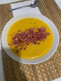 Una foto de Crema de verduras y taquitos de jamón