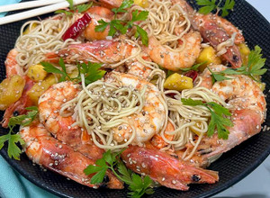 Foto de Noodles de Arroz com Ananás & Camarão