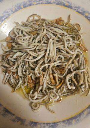Una foto de Gambas/Gulas al ajillo