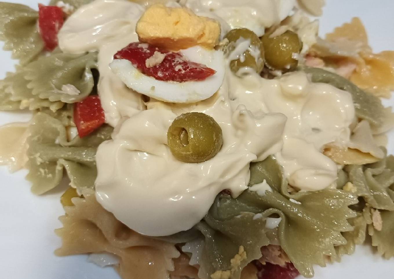 Ensalada de pasta fría, con atún y mayonesa