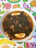 Sopa de hojas verdes con gambas y salsa de soja con miso rojo