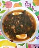 Sopa de hojas verdes con gambas y salsa de soja con miso rojo