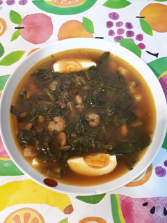 Una foto de Sopa de hojas verdes con gambas y salsa de soja con miso rojo