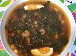 Una foto de Sopa de hojas verdes con gambas y salsa de soja con miso rojo