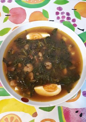 Una foto de Sopa de hojas verdes con gambas y salsa de soja con miso rojo