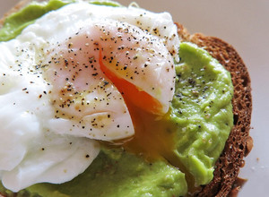 Una foto de Tostadas con palta y huevo poché