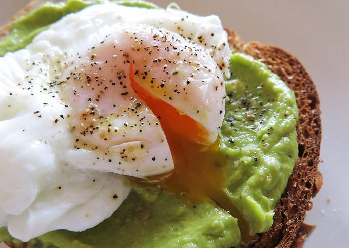 Tostada de desayuno saludable con huevo poché Receta de Marieta