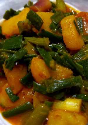 आलू हरे प्याज़ की सब्जी (aloo hare pyaz ki sabzi recipe in Hindi) रेसिपी मुख्य फोटो