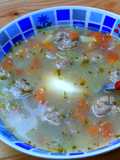 Sopa de pelotillas al aroma de lovage de Rumania