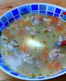 Sopa de pelotillas al aroma de lovage de Rumania