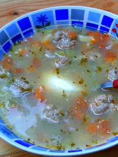 Una foto de Sopa de pelotillas al aroma de lovage de Rumania