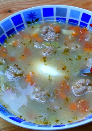 Una foto de Sopa de pelotillas al aroma de lovage de Rumania