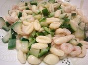 Una foto di pasta zucchine gamberetti