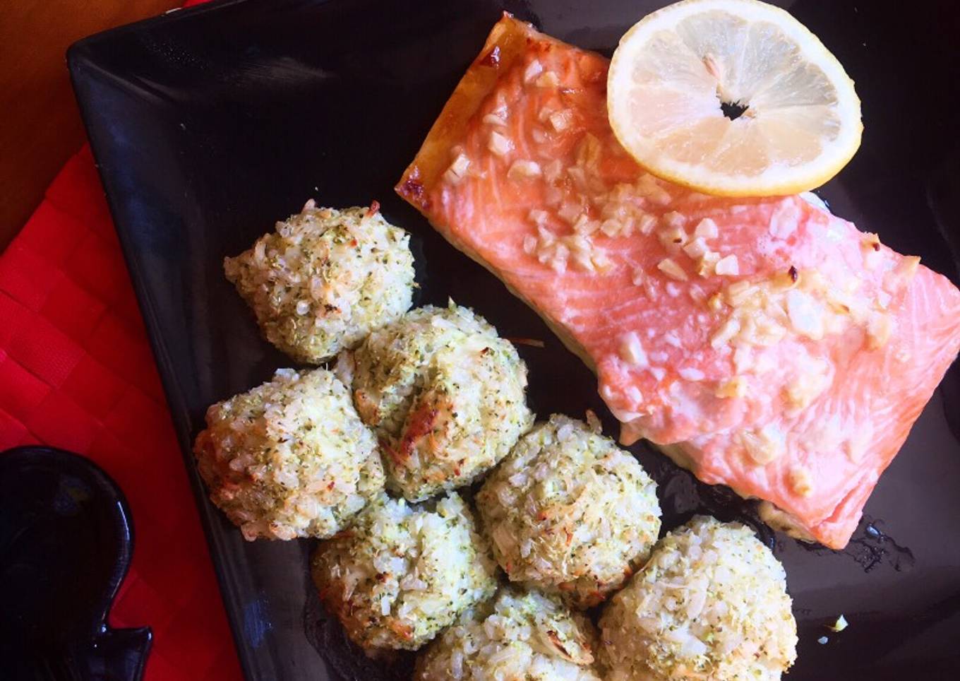 Salmón a la miel con albóndigas de brócoli y arroz (horno)