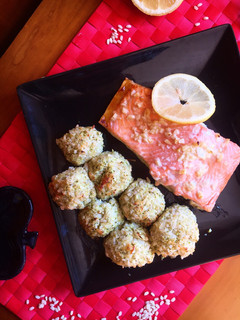 Una foto de Salmón a la miel con albóndigas de brócoli y arroz (horno)