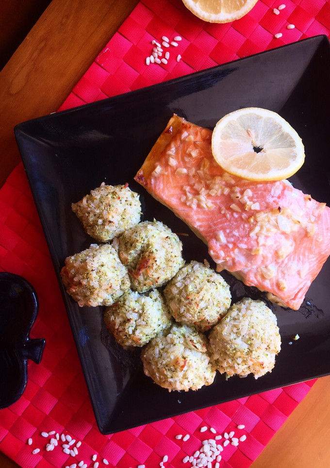Una foto de Salmón a la miel con albóndigas de brócoli y arroz (horno)