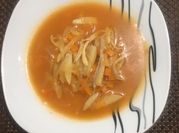 Una foto de sopa de cebolla