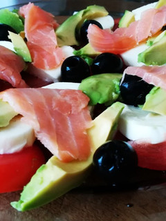 Una foto de Ensalada caprese suprema