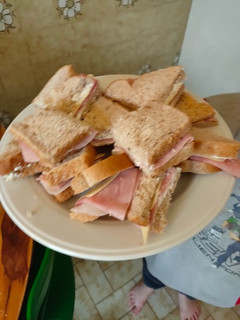 Una foto de Sándwiches de jamón y queso