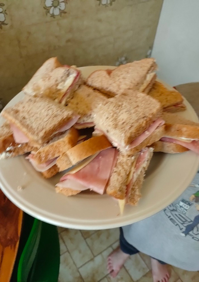 Una foto de Sándwiches de jamón y queso