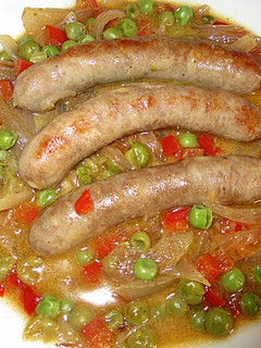 Una foto de Guiso de guisantes congelados con salchichas