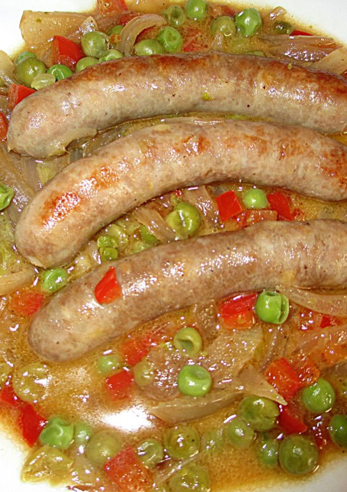 Una foto de Guiso de guisantes congelados con salchichas