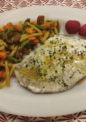 Una foto de Filetes de rodaballo sobre una cama de verduras y al horno