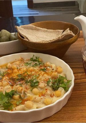 A picture of Hummus with Tahini.