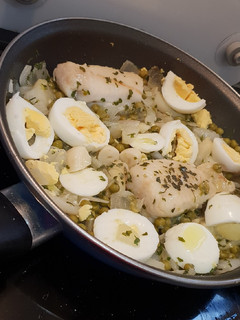 Una foto de Merluza con huevo espárragos y guisantes