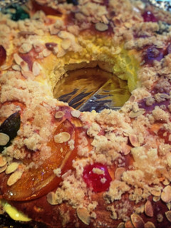 Una foto de Roscón de Reyes sin gluten al aroma de ratafía (Thermomix)