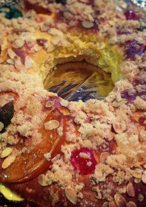Una foto de Roscón de Reyes sin gluten al aroma de ratafía (Thermomix)