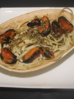 Una foto de Cestitas de espaguetis con mejillones