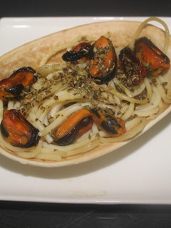 Una foto de Cestitas de espaguetis con mejillones