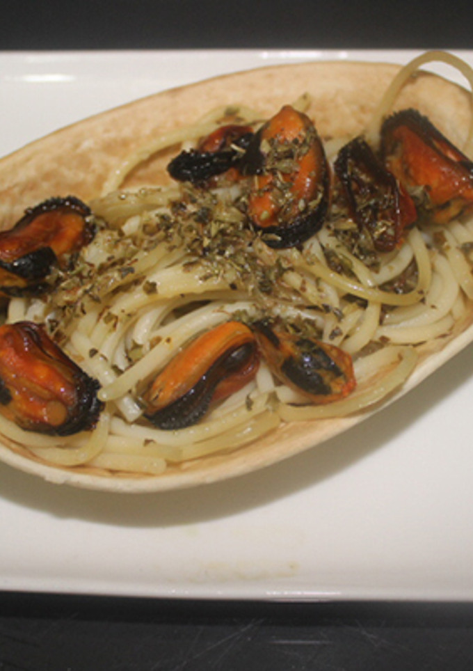Una foto de Cestitas de espaguetis con mejillones