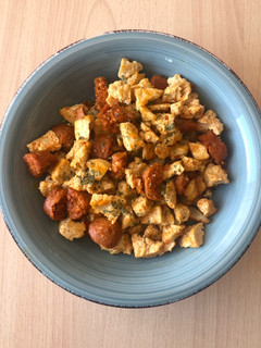 Una foto de Tofu con chorizo vegano y patatas