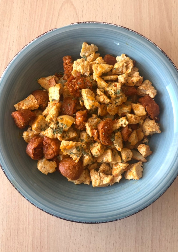 Una foto de Tofu con chorizo vegano y patatas