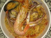 Una foto de arroz mejillones berberechos