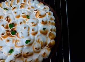 Una foto de Tarta de Chocolate con Curd de plátano y merengue suizo