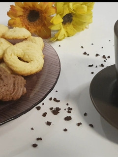 A picture of Danish cookies.