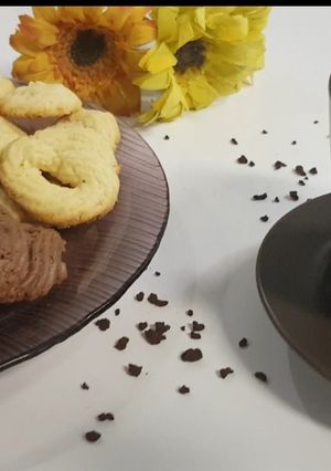 A picture of Danish cookies.