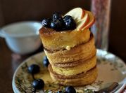 Une photo de pancakes avec blanc d'oeuf