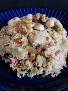 Una foto de Couscous de pollo con verduras