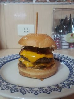 Una foto de Hamburguesa Bacon y cebolla caramelizada