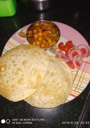 A picture of छोले भटूरे.