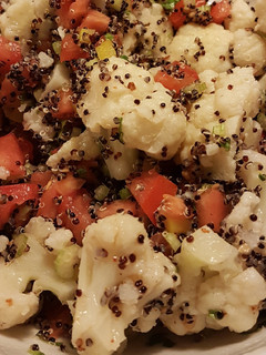 Una foto de Ensalada de coliflor y quinoa